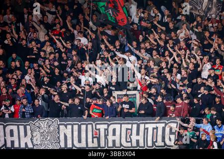 Nimègue, pays-Bas. 14 mai 2025. NIMÈGUE, PAYS-BAS - 14 MAI : fans d'acclamations lors du match néerlandais Eredivisie entre NEC et NAC Breda au Goffertstadion le 14 mai 2025 à Nimègue, pays-Bas. (Photo de Broer van den Boom/Orange Pictures) crédit : Orange pics BV/Alamy Live News Banque D'Images