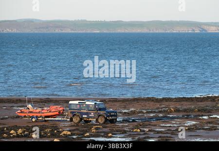 Garlieston, Wigtown Bay, Dumfries et Galloway, Écosse – mercredi 14 mai 2025 – L’équipage du canot de sauvetage côtier de la RNLI quitte la plage de Garlieston à 20h15 ce soir lors de la deuxième soirée de recherche d’un marin disparu dans la baie de Wigtown – la police a déclaré qu’un marin canot de 72 ans avait disparu depuis mardi 13 mai 2025 - photo Steven May / Alamy Live News Banque D'Images