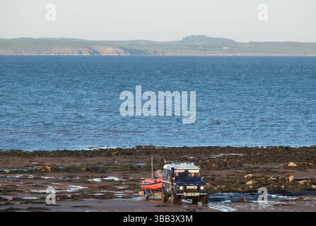 Garlieston, Wigtown Bay, Dumfries et Galloway, Écosse – mercredi 14 mai 2025 – L’équipage du canot de sauvetage côtier de la RNLI quitte la plage de Garlieston à 20h15 ce soir lors de la deuxième soirée de recherche d’un marin disparu dans la baie de Wigtown – la police a déclaré qu’un marin canot de 72 ans avait disparu depuis mardi 13 mai 2025 - photo Steven May / Alamy Live News Banque D'Images