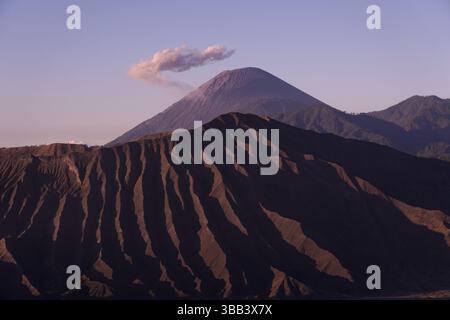 Mont Semeru avec une belle couronne nuageuse et au premier plan bromo National Park Area Banque D'Images