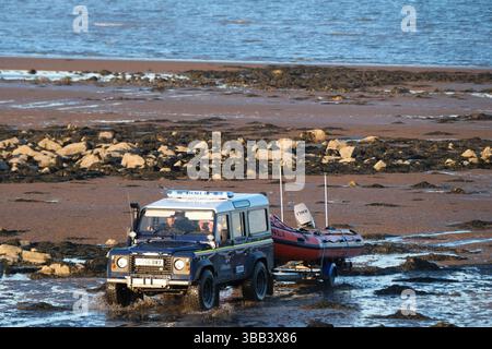 Garlieston, Wigtown Bay, Dumfries et Galloway, Écosse – mercredi 14 mai 2025 – L’équipage du canot de sauvetage côtier de la RNLI quitte la plage de Garlieston à 20h15 ce soir lors de la deuxième soirée de recherche d’un marin disparu dans la baie de Wigtown – la police a déclaré qu’un marin canot de 72 ans avait disparu depuis mardi 13 mai 2025 - photo Steven May / Alamy Live News Banque D'Images