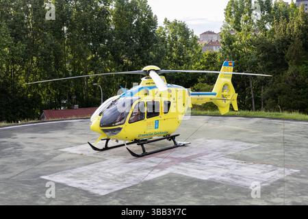 Saint-Jacques-de-Compostelle, Espagne ; 14 mai 2025 : hélicoptère médical d'urgence de Galice, Espagne, stationné à sa base hospitalière Banque D'Images