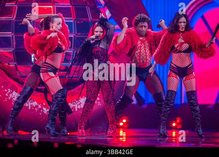 Bâle, Suisse. 14 mai 2025. Miriana Conte de Malte avec la chanson 'Serving' lors d'une répétition pour la deuxième demi-finale du 69e concours Eurovision de la chanson à l'Arena. Au total, 37 numéros seront en compétition pour le trophée et près de 60 000 spectateurs sont attendus aux neuf spectacles. Un bon 160 millions de personnes ont regardé l'émission musicale à la télévision en 2024. Crédit : Jens Büttner/dpa/Alamy Live News Banque D'Images