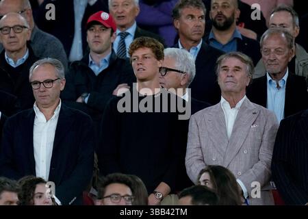 Rome, Italie. 14 mai 2025. Jannik Sinner regarde pendant le match final de la Coppa Italia Frecciarossa entre l'AC Milan et le Bologna FC au Stadio Olimpico le 14 mai 2025 à Rome, en Italie. Crédit : Giuseppe Maffia/Alamy Live News Banque D'Images