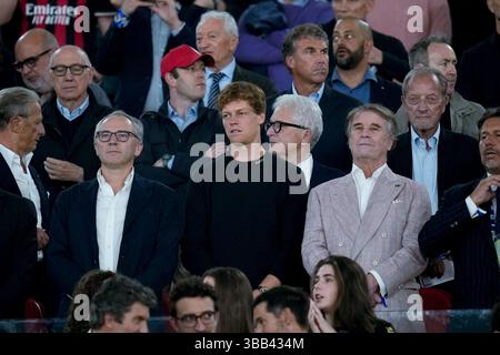 Rome, Italie. 14 mai 2025. Jannik Sinner regarde pendant le match final de la Coppa Italia Frecciarossa entre l'AC Milan et le Bologna FC au Stadio Olimpico le 14 mai 2025 à Rome, en Italie. Crédit : Giuseppe Maffia/Alamy Live News Banque D'Images