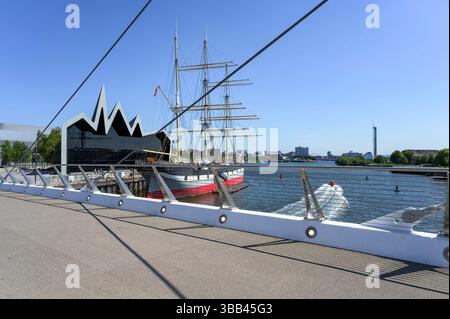 Glasgow transport Museum sur la rive nord de la rivière Clyde, vue du pont piétonnier Govan à Partick, Écosse, Royaume-Uni, Europe Banque D'Images