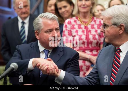 Austin, Texas, États-Unis. 14 mai 2025. JAMES LEE, fondateur et PDG de Texas Stock Exchange (EXSE), serre la main au gouverneur du Texas Lt. DAN PATRICK après que le gouverneur du Texas Greg Abbott (non représenté) ait signé trois projets de loi favorables aux affaires dans la salle de réception du gouverneur le 14 mai 2025. Les projets de loi contribuent à consolider un effort de la Bourse du Texas (TXSE) qui débutera en février 2026. (Crédit image : © Bob Daemmrich/ZUMA Press Wire) USAGE ÉDITORIAL SEULEMENT ! Non destiné à UN USAGE commercial ! Banque D'Images