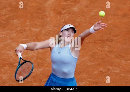 Rome, Italie. 14 mai 2025. Rome, Italie, 14 mai 2025. RussiaÕs Mirra Andreeva sert le ballon à l'U.S. Coco Gauff (non vu) lors du tournoi de tennis italien ouvert au tribunal central du Foro ItalicoÕs. Crédit : Riccardo de Luca - Actualiser les images/Alamy Live News Banque D'Images