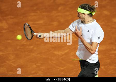 Rome, Italie. 14 mai 2025. Alexander Zverev, d'Allemagne, lors du match contre Lorenzo Musetti, d'Italie, au tournoi de tennis Internazionali BNL d'Italia 2025 au Foro Italico à Rome, Italie, le 14 mai 2025. Crédit : Insidefoto/Alamy Live News Banque D'Images