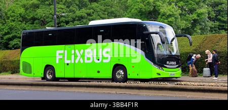 Autocar FlixBus, centre-ville de Cardiff, pays de Galles du Sud, Royaume-Uni, Royaume-Uni. Prise mai 2025 au printemps Banque D'Images