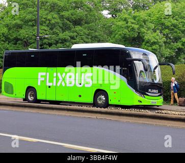 Autocar FlixBus, centre-ville de Cardiff, pays de Galles du Sud, Royaume-Uni, Royaume-Uni. Prise mai 2025 au printemps Banque D'Images