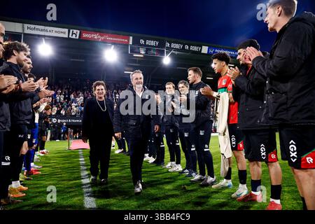 Nimègue, pays-Bas. 14 mai 2025. NIMÈGUE, PAYS-BAS - 14 MAI : le manager theo benthum au adieu lors du match néerlandais Eredivisie entre NEC et NAC Breda au Goffertstadion le 14 mai 2025 à Nimègue, pays-Bas. (Photo de Broer van den Boom/Orange Pictures) crédit : Orange pics BV/Alamy Live News Banque D'Images