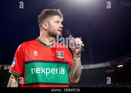Nimègue, pays-Bas. 14 mai 2025. NIMÈGUE, PAYS-BAS - 14 MAI : Lasse Schone de NEC s'adresse aux fans lors du match Néerlandais Eredivisie entre NEC et NAC Breda au Goffertstadion le 14 mai 2025 à Nimègue, pays-Bas. (Photo de Broer van den Boom/Orange Pictures) crédit : Orange pics BV/Alamy Live News Banque D'Images