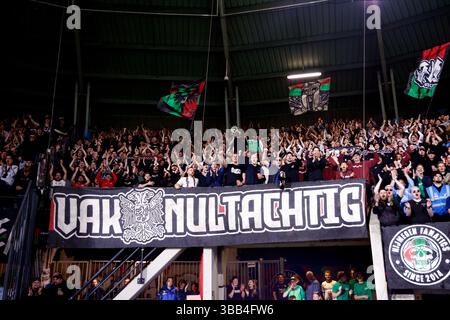 Nimègue, pays-Bas. 14 mai 2025. NIMÈGUE, PAYS-BAS - 14 MAI : les fans de NEC acclament et célèbrent pendant le match néerlandais Eredivisie entre NEC et NAC Breda au Goffertstadion le 14 mai 2025 à Nimègue, pays-Bas. (Photo de Broer van den Boom/Orange Pictures) crédit : Orange pics BV/Alamy Live News Banque D'Images