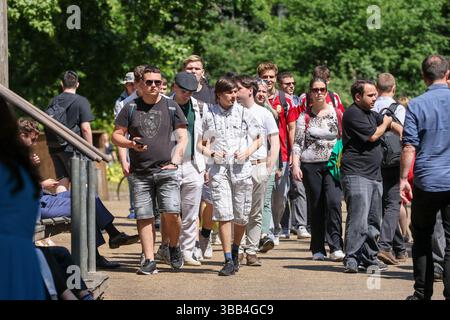 Londres, Royaume-Uni. 13 mai 2025. Les gens apprécient le temps chaud à St James's Park, Londres. Selon le met Office, le printemps 2025 est actuellement le plus sec depuis plus d'un siècle. (Crédit image : © Dinendra Haria/SOPA images via ZUMA Press Wire) USAGE ÉDITORIAL SEULEMENT ! Non destiné à UN USAGE commercial ! Banque D'Images