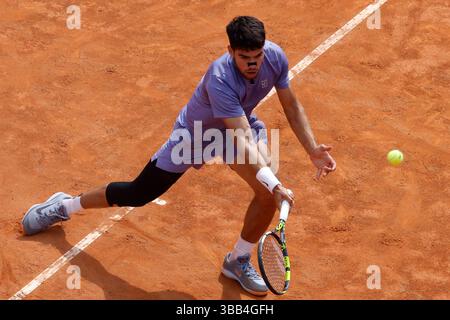 Rome, Italie. 14 mai 2025. Rome, Italie, 14 mai 2025. L'Espagnol Carlos Alcaraz rend le ballon au Britannique Jack Draper (non vu) lors du tournoi de tennis italien ouvert au tribunal central du Foro Italico. Crédit : Riccardo de Luca - Actualiser les images/Alamy Live News Banque D'Images