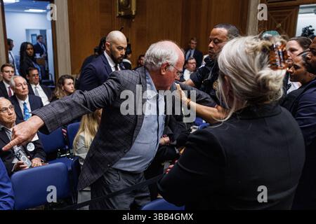 Washington, États-Unis. 14 mai 2025. Un manifestant est retiré d'une audience du Comité sénatorial sur la santé, l'éducation, le travail et les pensions sur la demande de budget du président Trump, à Washington DC le mercredi 14 mai 2025. (Photo de Aaron Schwartz/Sipa USA) crédit : Sipa USA/Alamy Live News Banque D'Images