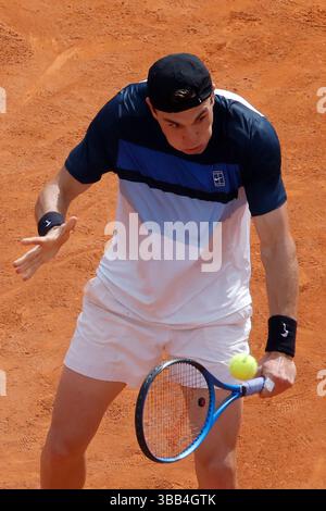 Rome, Italie. 14 mai 2025. Rome, Italie, 14 mai 2025. BritainÕs Jack Draper rend le ballon à SpainÕs Carlos Alcaraz (non vu) lors du tournoi de tennis italien ouvert au tribunal central du Foro ItalicoÕs. Crédit : Riccardo de Luca - Actualiser les images/Alamy Live News Banque D'Images