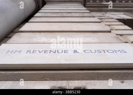 HM Revenue & Customs nom gravé sur le mur de pierre du Government Building, Whitehall, Westminster, Londres Banque D'Images