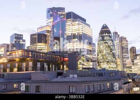 Horizon nocturne de gratte-ciel modernes dans le quartier financier de Londres, Royaume-Uni - paysage urbain illuminé du centre d'affaires central Banque D'Images