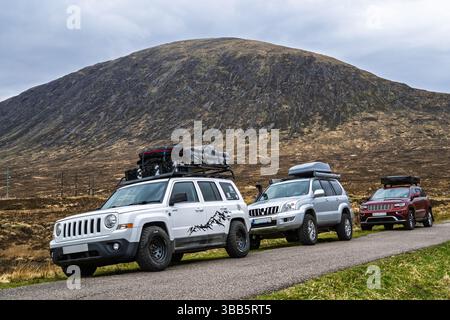 4x4 voitures à Glen Etive Valley, Highlands, Écosse, Royaume-Uni Banque D'Images