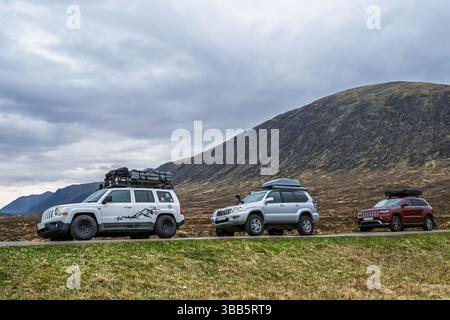 4x4 voitures à Glen Etive Valley, Highlands, Écosse, Royaume-Uni Banque D'Images