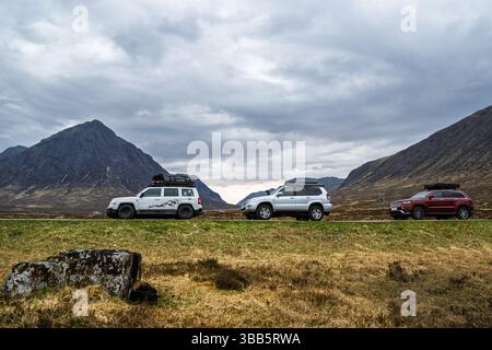 4x4 voitures à Glen Etive Valley, Highlands, Écosse, Royaume-Uni Banque D'Images
