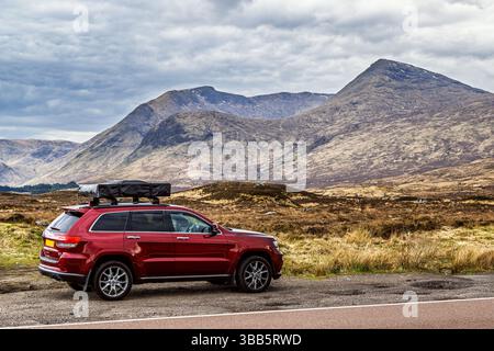 4x4 voitures à Glen Etive Valley, Highlands, Écosse, Royaume-Uni Banque D'Images