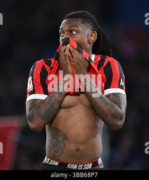 Rome, Italie. 14 mai 2025. Rafael Leao de l'AC Milan réagit à la fin du dernier match de football de la Coupe d'Italie entre l'AC Milan et Bologne à Rome, Italie, le 14 mai 2025. Crédit : Alberto Lingria/Xinhua/Alamy Live News Banque D'Images