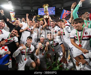 Rome, Italie. 14 mai 2025. Les membres de Bologne célèbrent après avoir remporté le dernier match de football de la Coupe d'Italie entre l'AC Milan et Bologne à Rome, Italie, le 14 mai 2025. Crédit : Alberto Lingria/Xinhua/Alamy Live News Banque D'Images