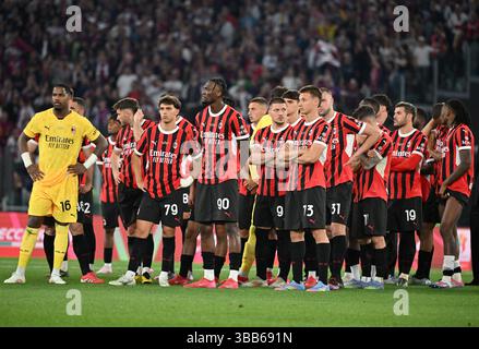Rome, Italie. 14 mai 2025. Les joueurs de l'AC Milan réagissent à la fin du dernier match de football de la Coupe d'Italie entre l'AC Milan et Bologne à Rome, Italie, le 14 mai 2025. Crédit : Alberto Lingria/Xinhua/Alamy Live News Banque D'Images