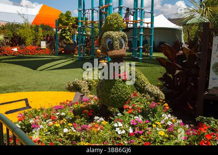 Le personnage de dessin animé Donald Duck au festival topiaire des fleurs et des jardins, parc d'attractions Epcot, Disney World, Orlando, Floride. Banque D'Images