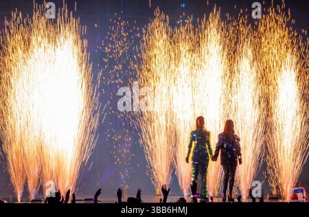 Bâle, Suisse. 14 mai 2025. Hazel Brugger (à gauche) et Sandra Studer (à droite) lors d'une répétition pour la deuxième demi-finale du 69e concours Eurovision de la chanson à l'Arena sont réunies Jakobshalle. Au total, 37 numéros seront en compétition pour le trophée et près de 60 000 spectateurs sont attendus pour regarder les neuf spectacles en direct. Un bon 160 millions de personnes ont regardé l'émission musicale à la télévision en 2024. Crédit : Jens Büttner/dpa/Alamy Live News Banque D'Images