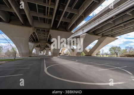 Sous le pont Woodrow Wilson à Jones point Park à Alexandria, Virginie. Banque D'Images