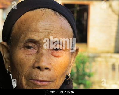 Une femme vietnamienne âgée portant un foulard noir traditionnel et des boucles d'oreilles en argent, capturée dans le village de bac son, province de Lang son, Vietnam Banque D'Images