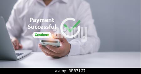 Concept de paiement réussi, technologie d'innovation financière en ligne, Smart Fintech service, homme d'affaires utiliser smartphone connectant l'application bancaire en ligne Banque D'Images
