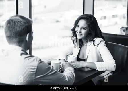 Superbe brune un café avec un ami masculin au café Banque D'Images