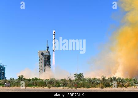 Pékin, Chine. 14 mai 2025. Une fusée longue Marche-2D transportant une constellation de satellites de calcul spatial décolle du Centre de lancement de satellites de Jiuquan dans le nord-ouest de la Chine le 14 mai 2025. La Chine a lancé mercredi une fusée longue Marche-2D, plaçant une constellation de satellites de calcul spatial dans l'espace. Crédit : Wang Jiangbo/Xinhua/Alamy Live News Banque D'Images