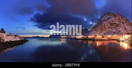 Le village de pêcheurs Sorvagen sur les îles Lofoten par nuit, Norvège, Europe Banque D'Images