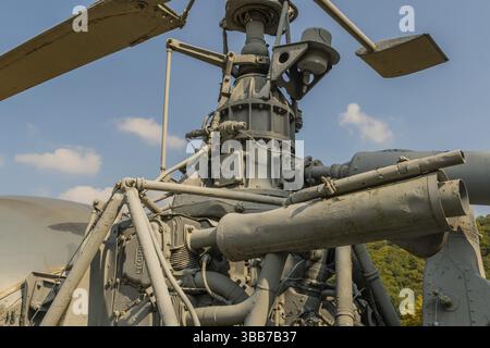 Daejeon, Corée du Sud. 20 octobre 2019 : gros plan du moteur et de la transmission rotative sur l'hélicoptère Hiller OH-23G Raven exposé au cimetière national Banque D'Images