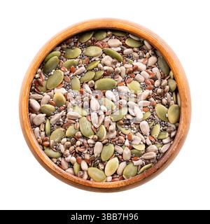 Mélange de collation de 5 graines, graines crues et noyaux dans un bol en bois. Mélange de graines de tournesol et de citrouille, de graines de lin et de chia et de graines de chanvre entières. Banque D'Images