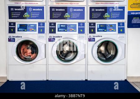 Marilia, Sao Paulo, Brésil, 31 janvier 2025. Rangée de machines à laver et sèche-linge à l'intérieur du self-service de blanchisserie dans la ville de Marilia Banque D'Images