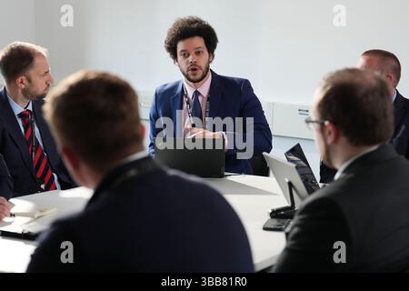 Le sergent détective Laurence Dight intervient lors d'un briefing pour les officiers de la National crime Agency (NCA) et de la Metropolitan police au commissariat de police de Plaistow, à l'est de Londres, avant les enquêtes maison à maison dans l'enquête sur l'identité des parents de trois enfants qui ont été trouvés abandonnés à Londres pendant huit ans. La recherche pour trouver la mère de trois enfants abandonnés à Londres pendant huit ans a été réduite à seulement 400 maisons, car la police dit qu'ils « ne peuvent pas écarter » un quatrième bébé trouvé avec le temps. Les officiers ont frappé à la porte plusieurs properti Banque D'Images