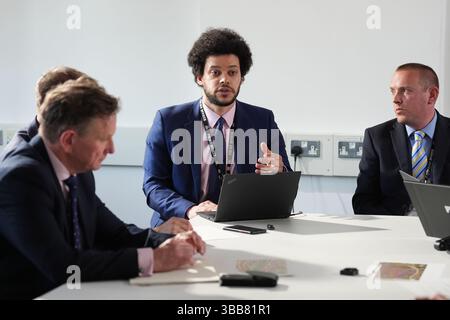 Le sergent détective Laurence Dight intervient lors d'un briefing pour les officiers de la National crime Agency (NCA) et de la Metropolitan police au commissariat de police de Plaistow, à l'est de Londres, avant les enquêtes maison à maison dans l'enquête sur l'identité des parents de trois enfants qui ont été trouvés abandonnés à Londres pendant huit ans. La recherche pour trouver la mère de trois enfants abandonnés à Londres pendant huit ans a été réduite à seulement 400 maisons, car la police dit qu'ils « ne peuvent pas écarter » un quatrième bébé trouvé avec le temps. Les officiers ont frappé à la porte plusieurs properti Banque D'Images