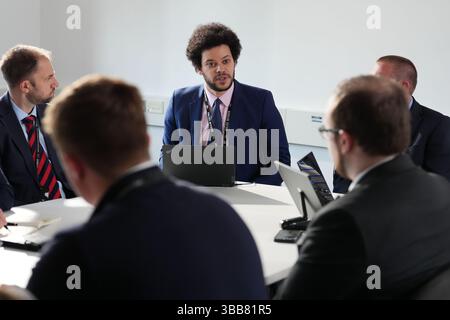 Le sergent détective Laurence Dight intervient lors d'un briefing pour les officiers de la National crime Agency (NCA) et de la Metropolitan police au commissariat de police de Plaistow, à l'est de Londres, avant les enquêtes maison à maison dans l'enquête sur l'identité des parents de trois enfants qui ont été trouvés abandonnés à Londres pendant huit ans. La recherche pour trouver la mère de trois enfants abandonnés à Londres pendant huit ans a été réduite à seulement 400 maisons, car la police dit qu'ils « ne peuvent pas écarter » un quatrième bébé trouvé avec le temps. Les officiers ont frappé à la porte plusieurs properti Banque D'Images