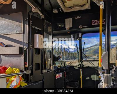 Un chauffeur de bus méconnaissable exploitant une navette sur l'autoroute dans les montagnes - vue intérieure. Transit de transport en montagne. Concept de profession Banque D'Images