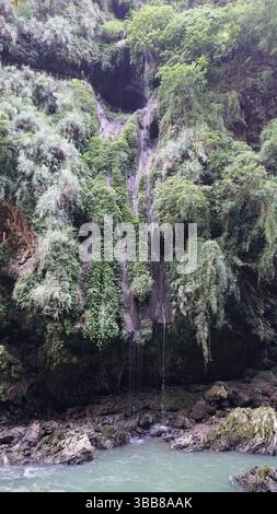 Canyon de Malinghe : gorge majestueuse et cascades à Guizhou, Chine Banque D'Images