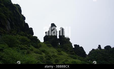 Montagne Fanjing : sommets sacrés et temples nuageux à Guizhou, Chine Banque D'Images