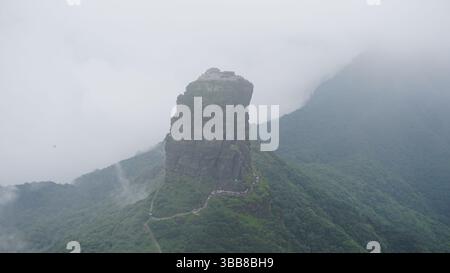 Montagne Fanjing : sommets sacrés et temples nuageux à Guizhou, Chine Banque D'Images