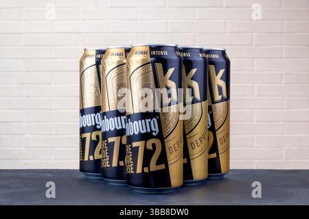 Strasbourg, France - 18 août 2023 : cinq canettes de bière intense Blonde 7,2 Kronenbourg, soigneusement disposées en triangle. Banque D'Images